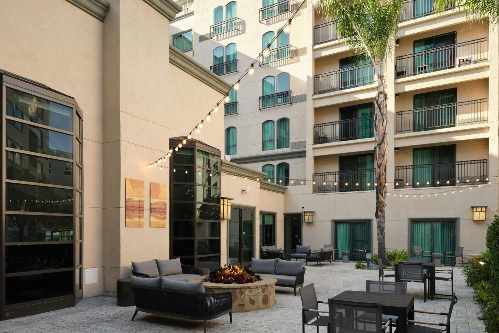 Hotel Courtyard By Marriott Los Angeles Pasadena Old Town Exterior foto